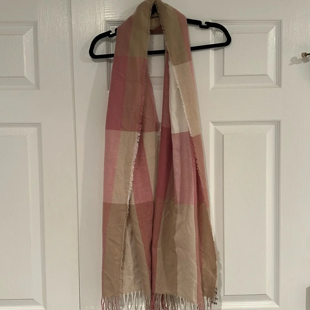 Patterned scarf 💕 - Picture 1 of 3
